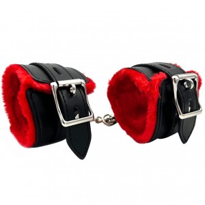 Черные наручники с красной меховой подкладкой  (иной угол)
