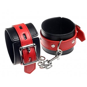 Черные наручники с красными ремешками (иной угол)
