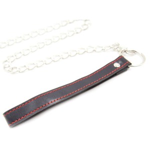 Черно-красный поводок с мелкой цепью																								 (иной угол)