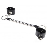 Короткая бондажная распорка с черными наручниками