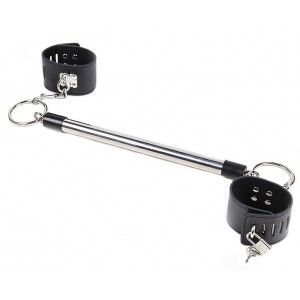 Короткая бондажная распорка с черными наручниками