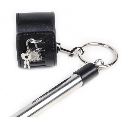 Короткая бондажная распорка с черными наручниками