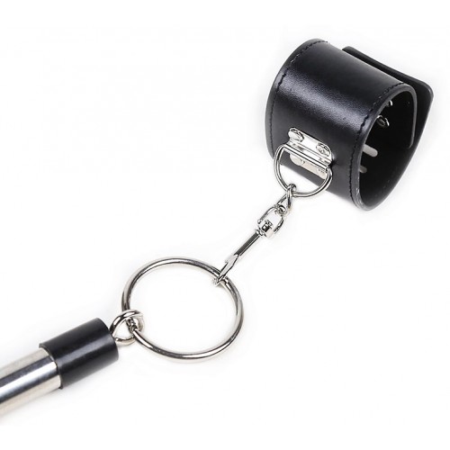 Короткая бондажная распорка с черными наручниками