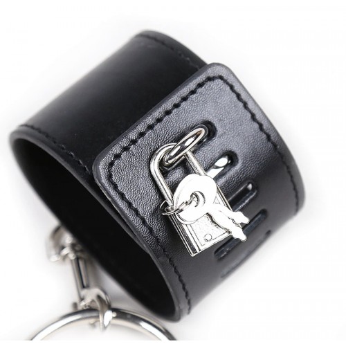 Короткая бондажная распорка с черными наручниками