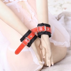 Наручники черно-красные нейлон (иной угол)