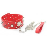 Красный ошейник с шипами на поводке