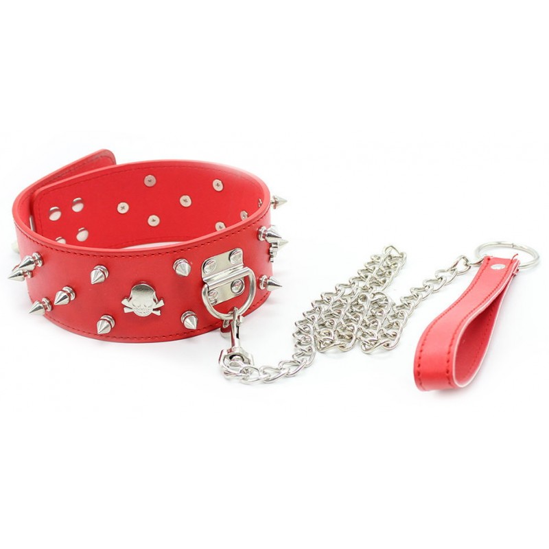 Красный ошейник с шипами на поводке