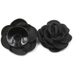 Чёрные пэстисы в виде роз (иной угол)