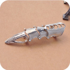 Кольцо-коготь на весь палец серебристого цвета (иной угол)