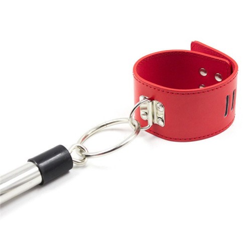 Металлическая распорка с красными браслетами на карабинах