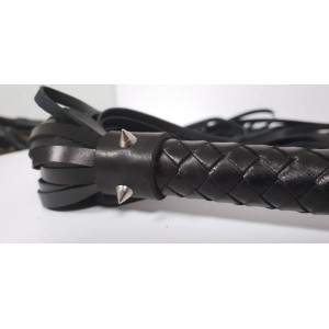 Шикарная кожаная плеть с шипами Hand Made длина хлыстов 43 см Шикарная кожаная плеть с шипами Hand Made длина хлыстов 43 см (иной угол)