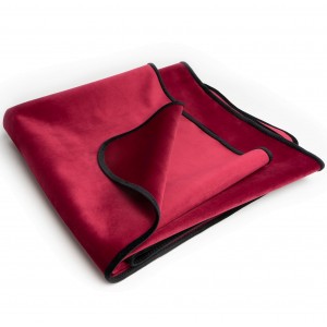 Влагоотталкивающее одеяло из микро-вельвета Liberator Fascinator Throw Travel Size бордовое Влагоотталкивающее одеяло из микро-вельвета Liberator Fascinator Throw Travel Size бордовое (иной угол)