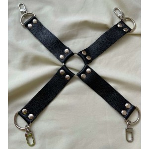 Черный бондажный крест из натуральной кожи (иной угол)