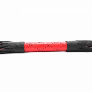 Красно-черная кожаная плеть с декорированной рукоятью (иной угол)