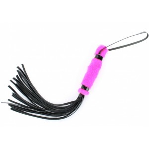 Флоггер из лаковой кожи с розовым мехом (иной угол)