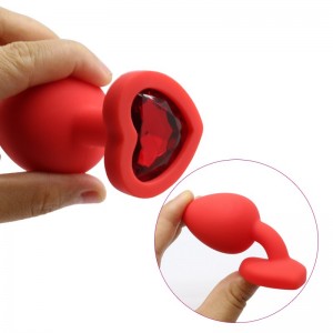 Красная силиконовая пробка с кристаллом в форме сердца S черная (иной угол)