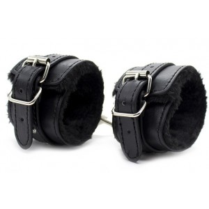 Черные наручники с мехом (иной угол)