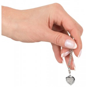 Металлические зажимы на половые губы с подвеской Сердце с кристаллами (иной угол)