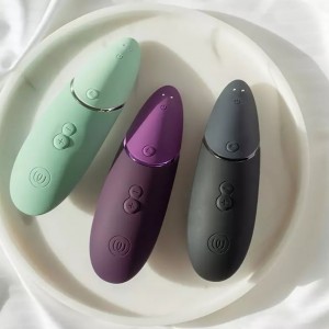 DEMO Бесконтактный вакуумно-волновой стимулятор клитора Womanizer Next черный (иной угол)