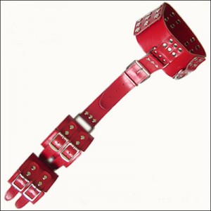 Бондаж БДСМ красный ошейник и наручники (иной угол)