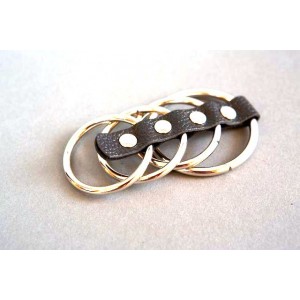 Четыре эрекционных кольца на кожаном ремешке (иной угол)