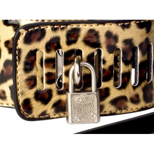 Ошейник золотого цвета и леопардовым окрасом 