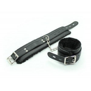 Черные поножи с меховой подкладкой (иной угол)