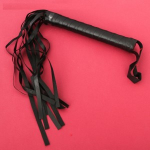 Игра секс Ахи вздохи в комплекте плетка и наручники (иной угол)