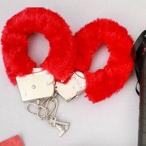 Игра секс Территория соблазна в комплекте плетки, наручники и 53 карточки-фанта (иной угол)