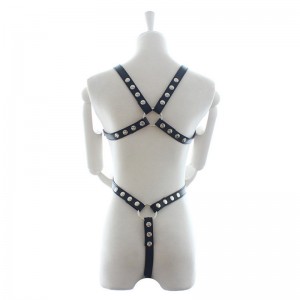 Черная сбруя-боди с заклепками (иной угол)