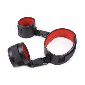 Ошейник с наручниками черно-красный  (иной угол)