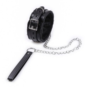 Черный мягкий ошейник с мехом и поводком на цепочке (иной угол)